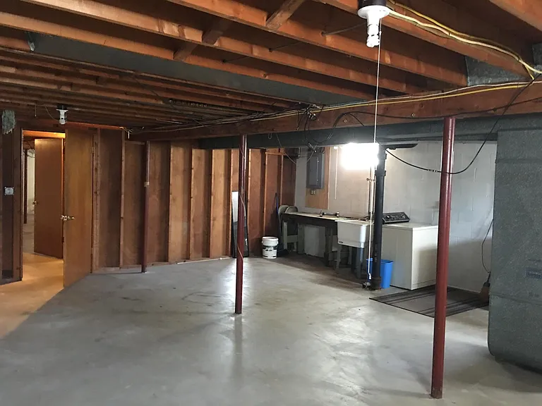 1896 Flint Ave — Photo 24