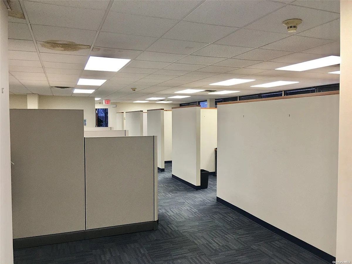 Building Photo - 990 Westbury Rd #3