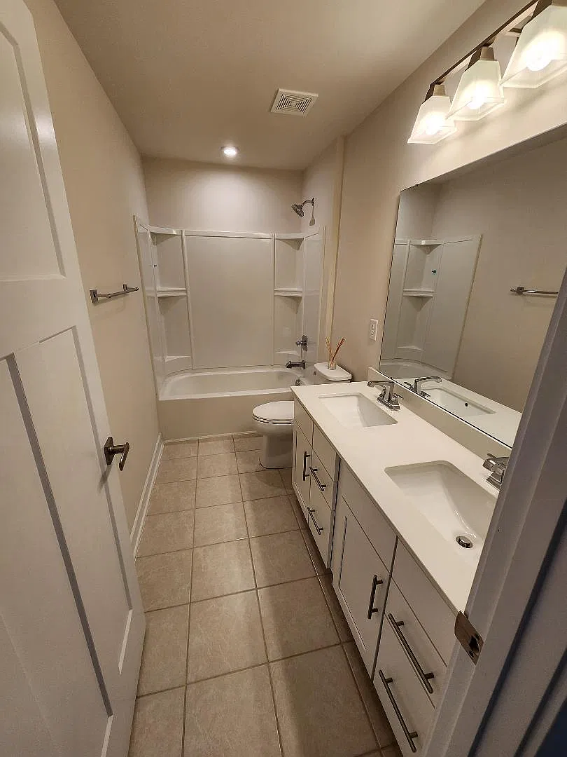 5 bed, 3100 sqft, $2,300 — Photo 4