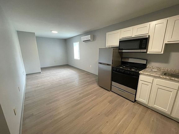 2nd image of 900 North St #10