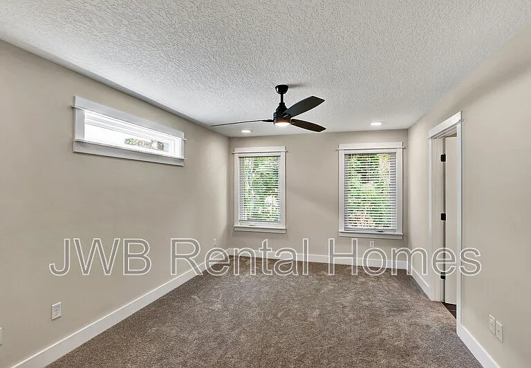 218 E 2nd St — Photo 14