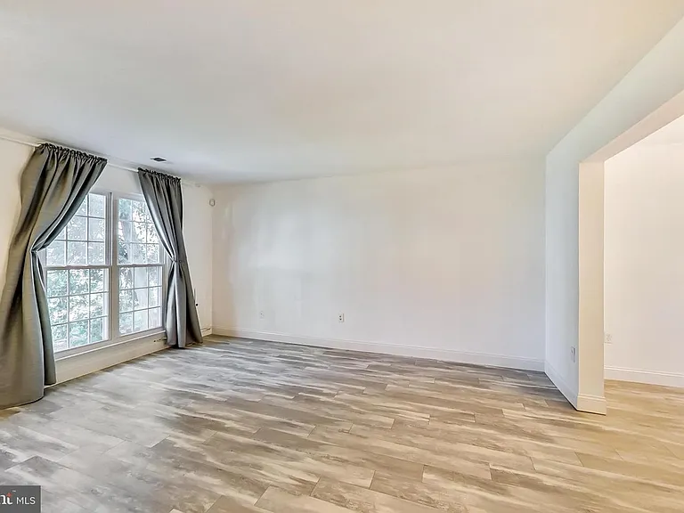 2268 Prince Of Wales Ct — Photo 4