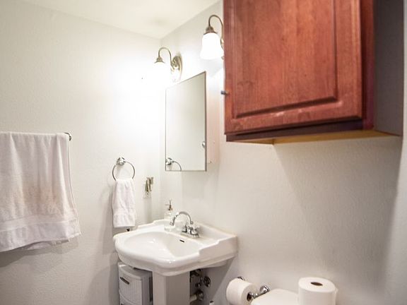 3rd image of 103-109 E Oak St APT 4