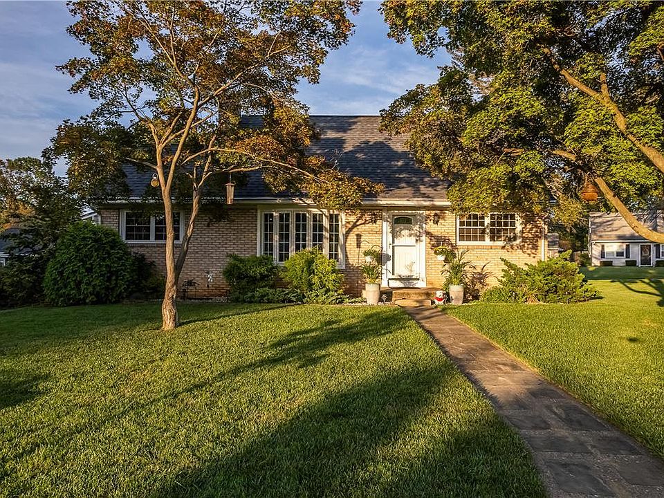 1st image of 10 Old Orchard Dr