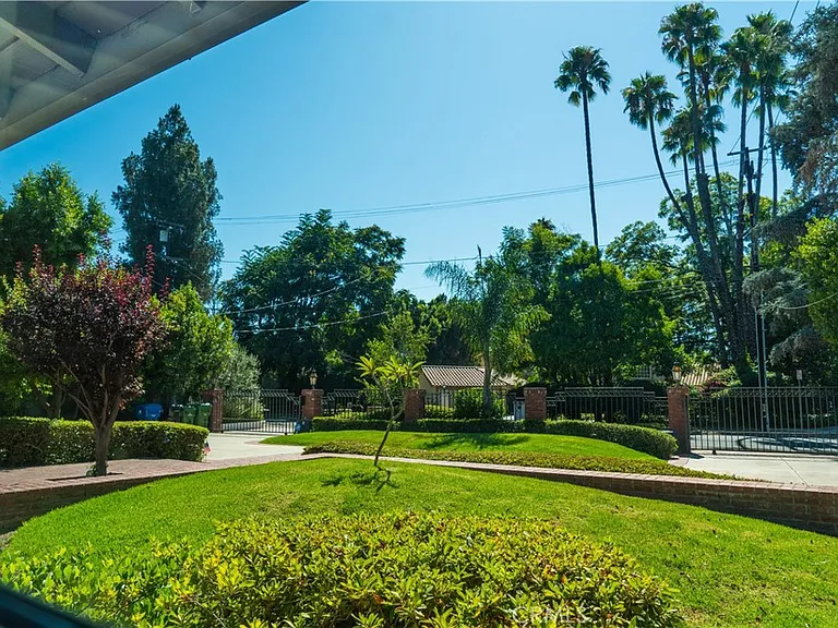 5054 Encino Ave — Photo 37