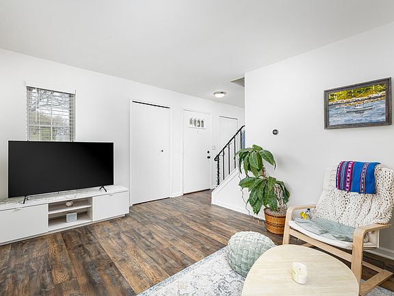 5th image of 2741 Winthrop Ct