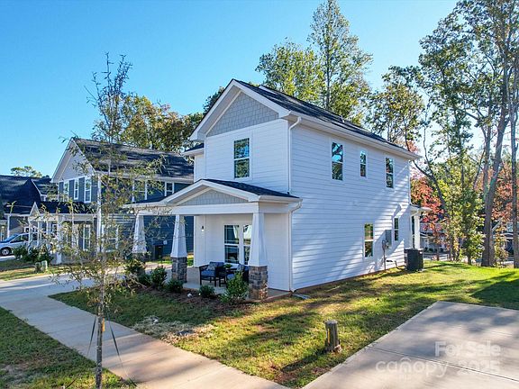 3rd image of 563 Geneva Cir