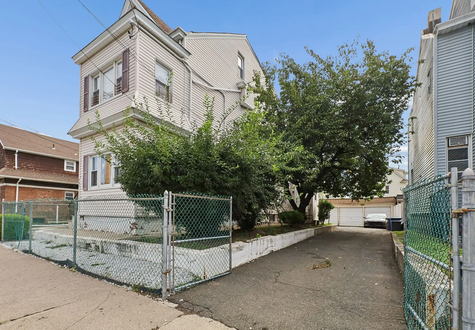 3 bed, 1000 sqft, $2,400 — Photo 1