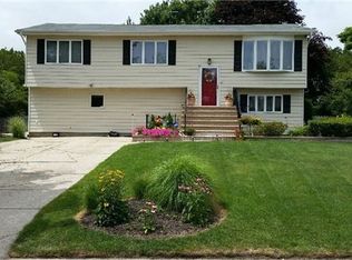 18 Camille Ln, East Patchogue, NY 11772