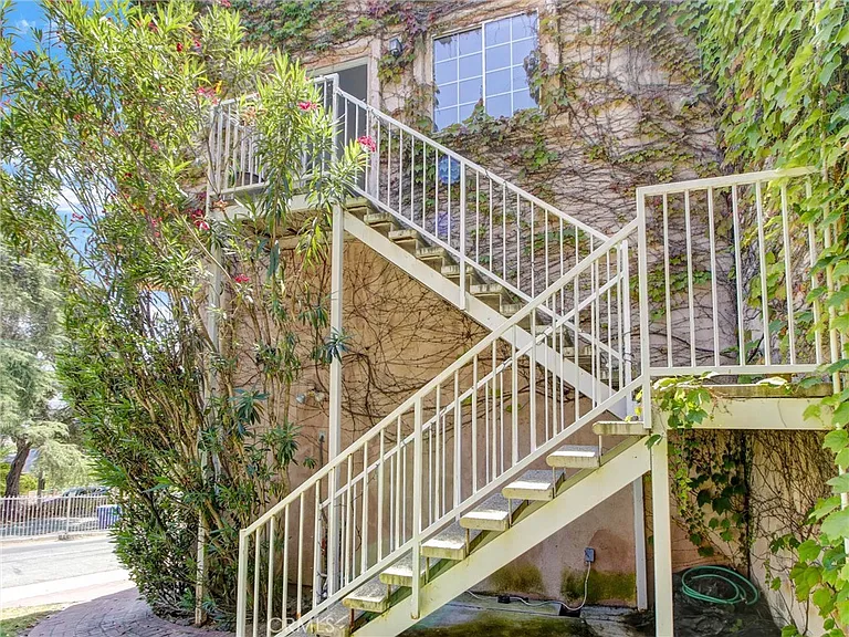 3207 Kenneth Dr — Photo 2