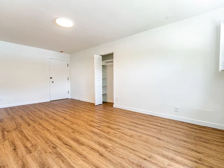 Lake Court Apartments — Photo 5