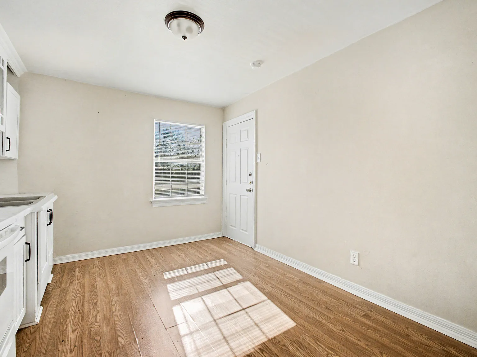 2 bed, 812 sqft, $1,100 — Photo 1