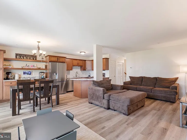 537 Brookwood Dr — Photo 4