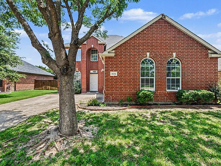 1578 Mahogany Dr — Photo 2