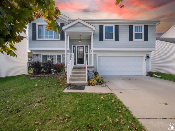 2050 E Williams Cir, Westland, MI 48186