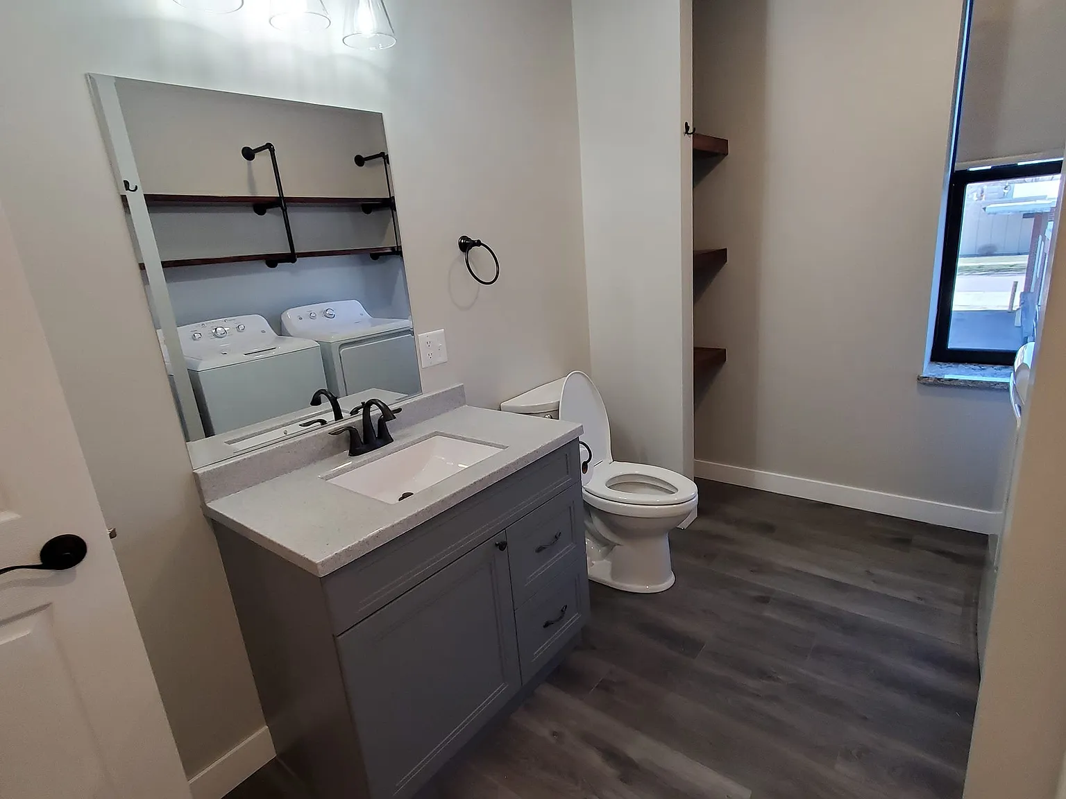 2 bed, 1.0 bath, 1160 sqft, $1,350 — Photo 2