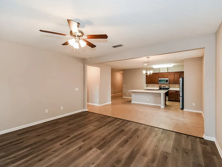 2325 Creekfront Dr — Photo 4