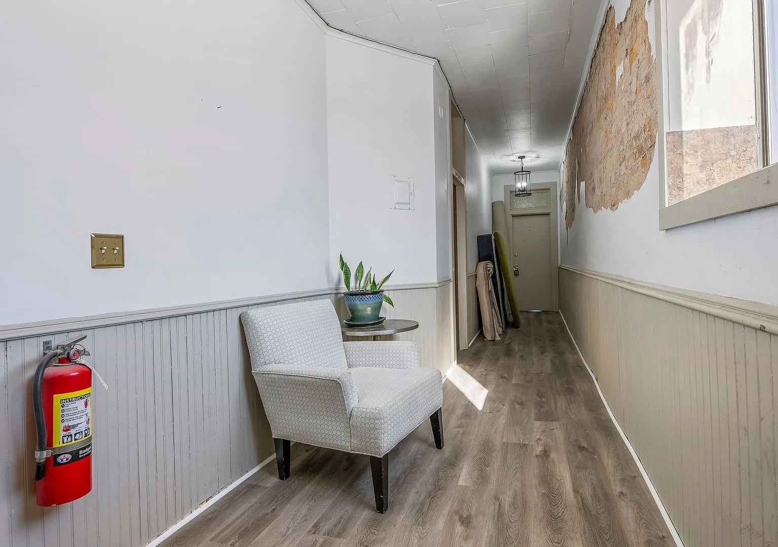 Historic 2-Bed, 2-Bath Apartment in Downtown Springdal — Photo 3