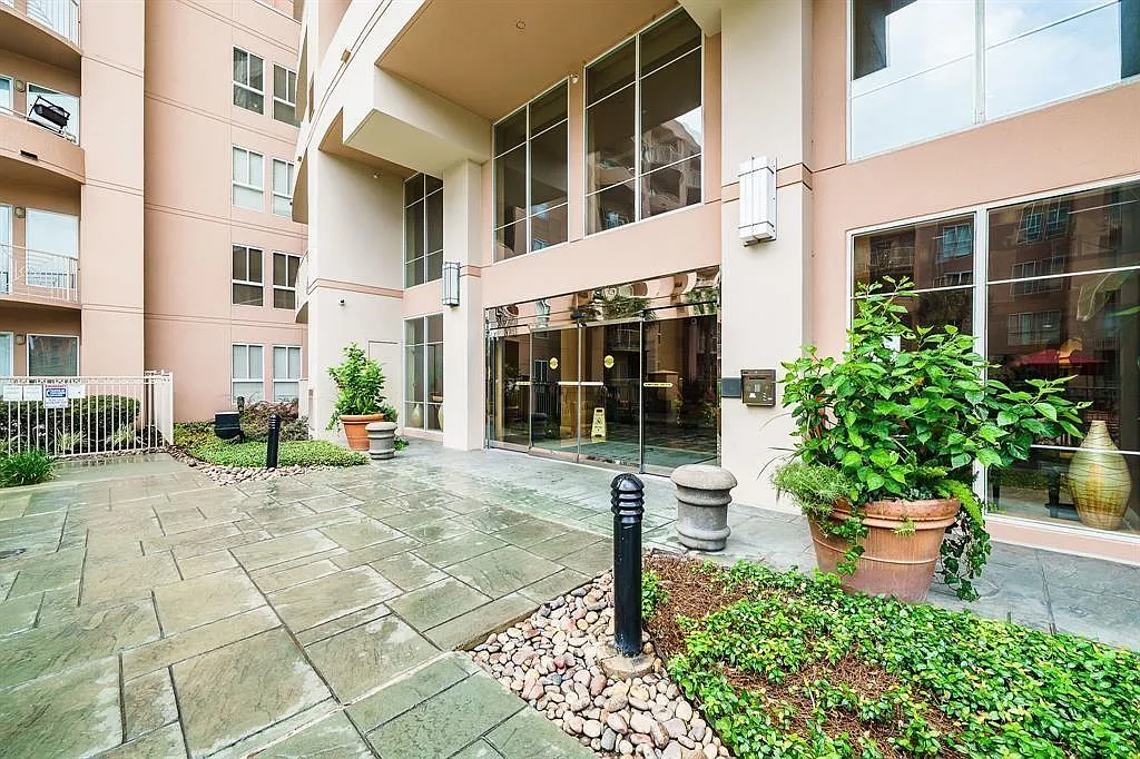 1 bed, 1.0 bath, 905 sqft, $1,575 — Photo 2