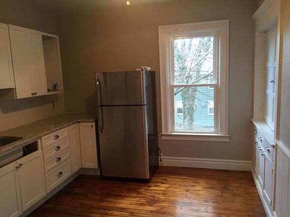 2nd image of 178 York St #2