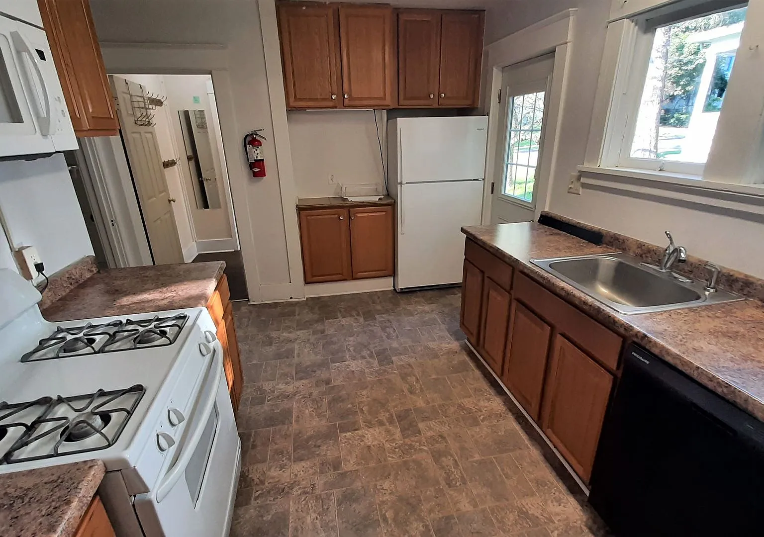 311 Fairmount Ave - 4 bedrooms — Photo 3