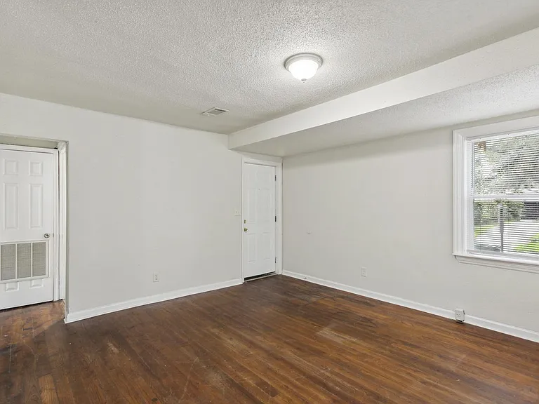 1216 E 32nd St — Photo 3