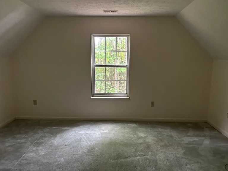 Second bedroom (2nd floor)