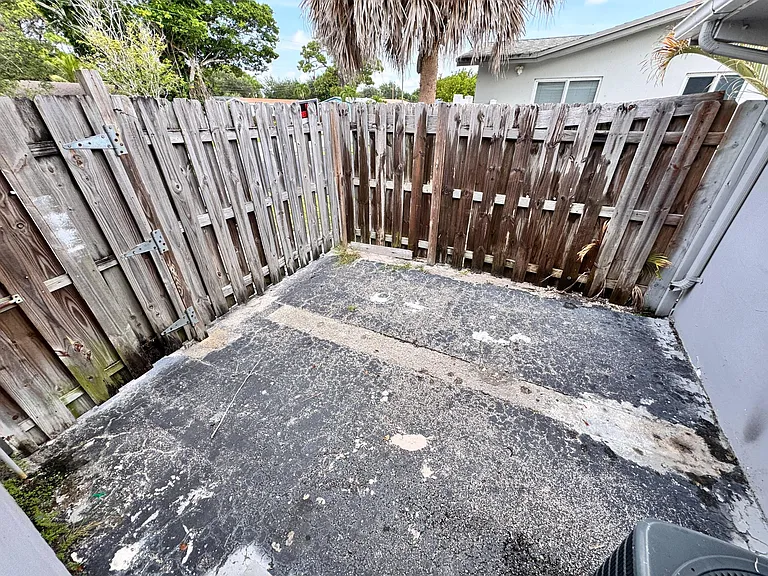 16 NE 9th Ave — Photo 14