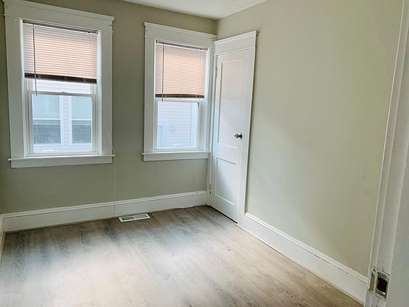 5th image of 369 Maple Ave