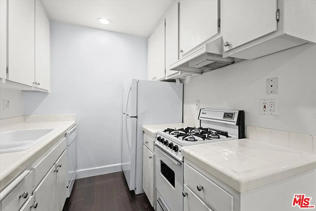 1 bed, 1.0 bath, 673 sqft, $3,000 — Photo 3