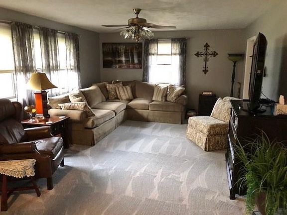 3rd image of 60 Woodhaven Ln