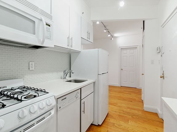 3rd image of 172 Mulberry St #200