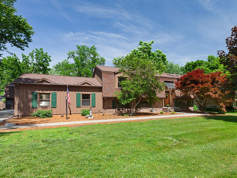 1st image of 3165 N Grove Dr