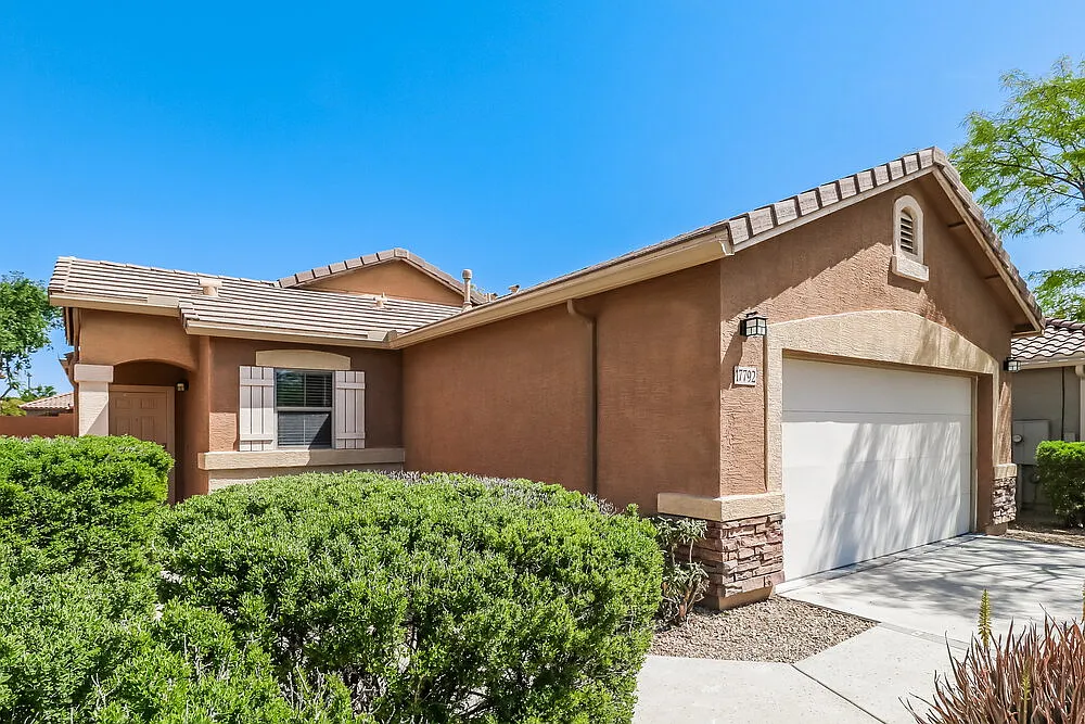 3 bed, 2.0 bath, 1322 sqft, $1,805 — Photo 3