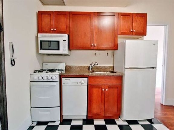 2nd image of 11 Waverly Pl #12F