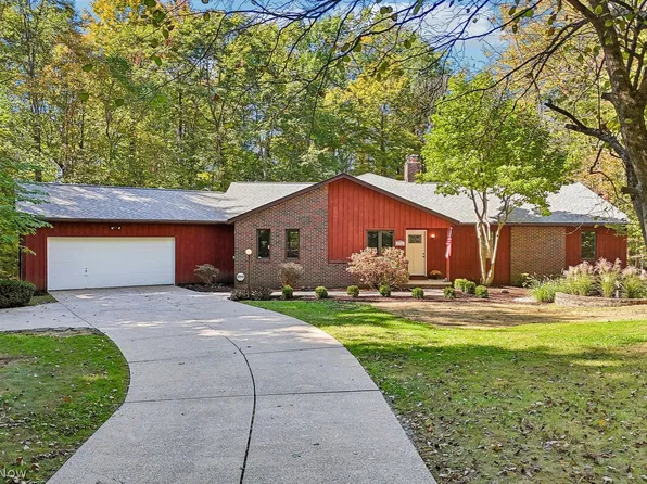 18876 Rivers Edge Dr W, Chagrin Falls, OH 44023