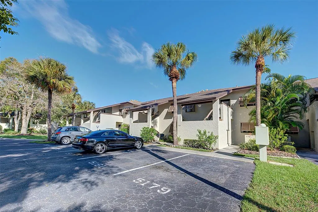 2 bed, 2.0 bath, 1145 sqft, $3,900 — Photo 2