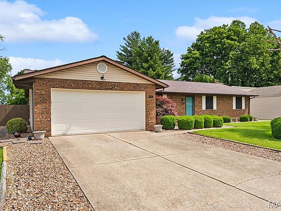 3rd image of 301 Toulon Ct