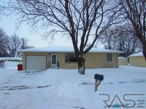 1106 Garfield Ave, Dell Rapids, SD 57022