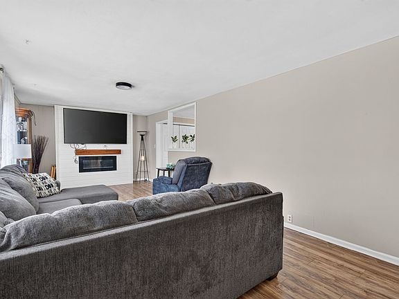 5th image of 27 Belmont Dr