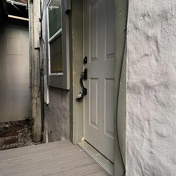 887 Reservoir St — Photo 1