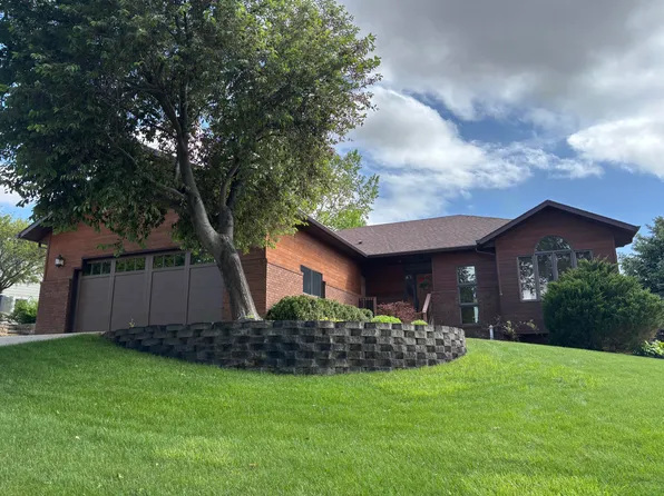 1815 Flag Mountain Dr, Pierre, SD 57501