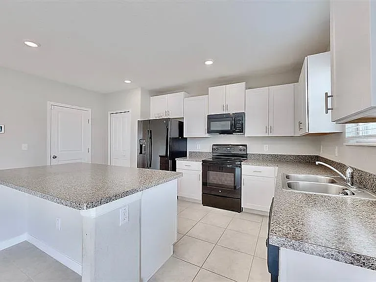 4 bed, 2.5 bath, 2589 sqft, $2,600 — Photo 2