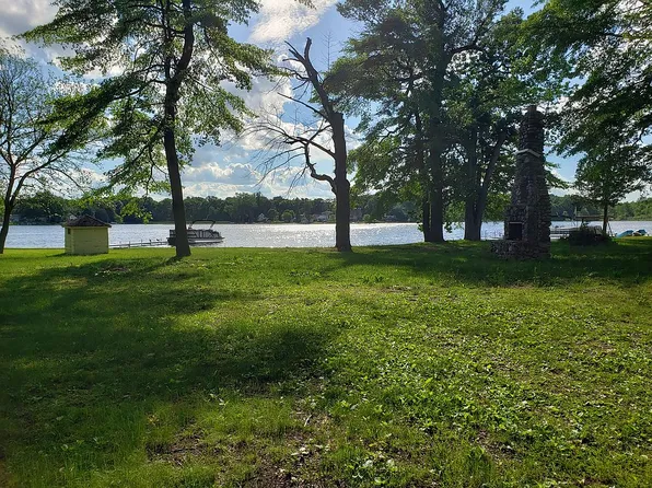 1250 Clearwater Blvd, White Lake, MI 48386