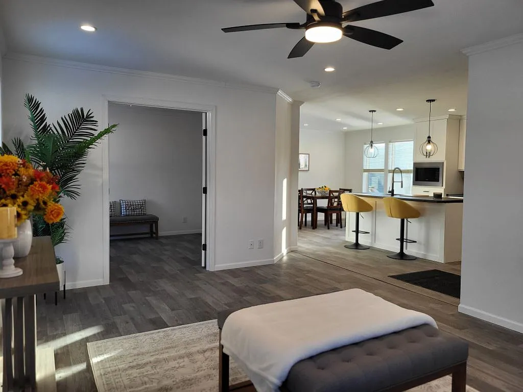 3 bed, 2.0 bath, 1356 sqft, $2,050 — Photo 2