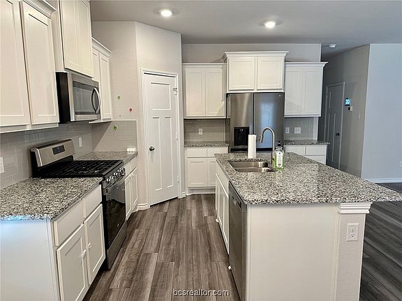 5th image of 828 Mineral Wells Ln