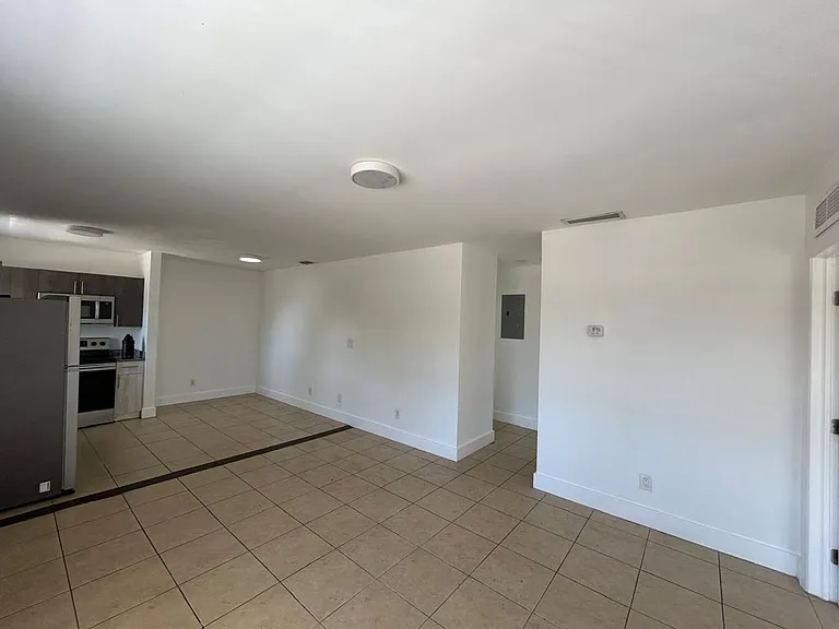 920 SE 2nd Ave — Photo 7