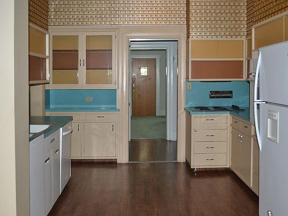 5th image of 2222 S Lake St
