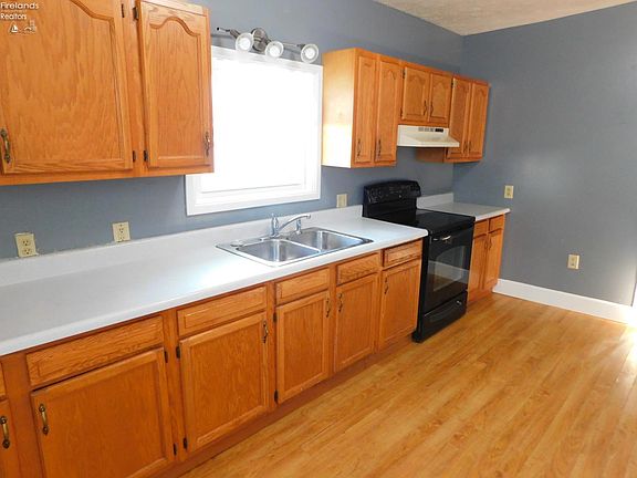 3rd image of 44 E Main St