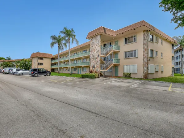 400 VILLAGE GREEN Circle W #117, Palm Springs, FL 33461